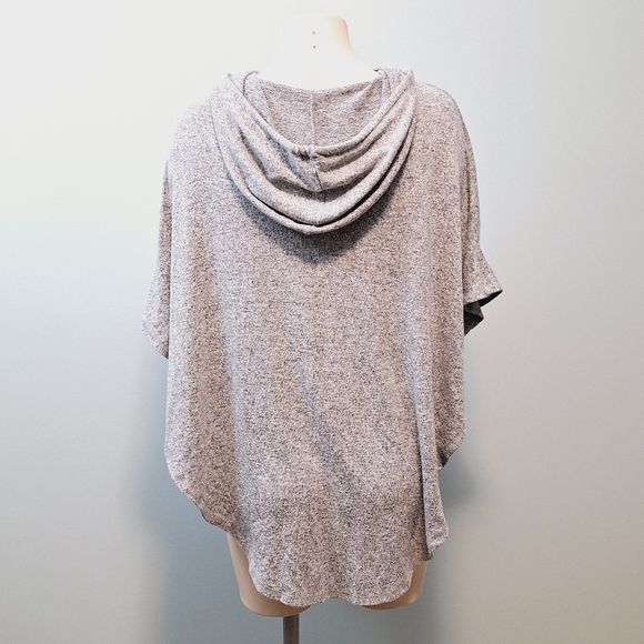 2️⃣9️⃣/4️⃣ Aerie summer cape with hood - Picture 2 of 6